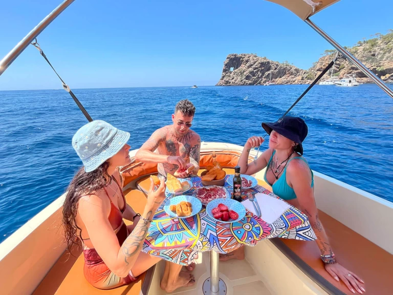 Motorboat to hire Club Nàutic Santa Ponsa at the best price