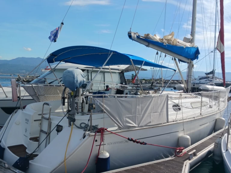 Hire Sailboat Jeanneau with a boat licence