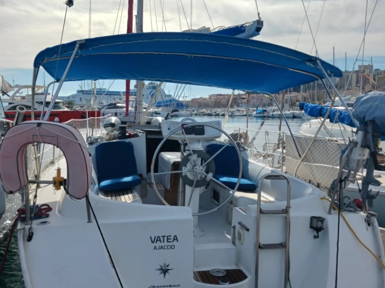 Hire Sailboat with or without skipper Jeanneau Ajaccio
