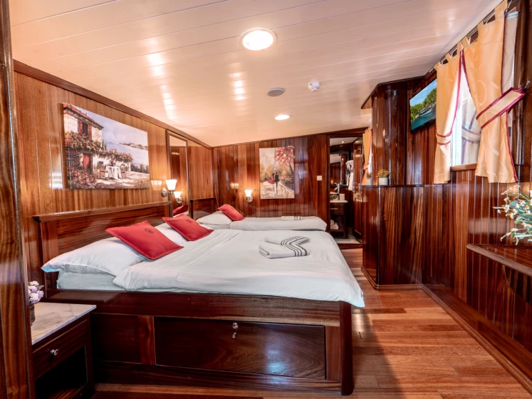 Sailboat to hire Split at the best price