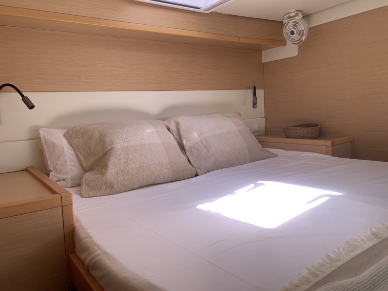 Hire Catamaran Lagoon with a boat licence