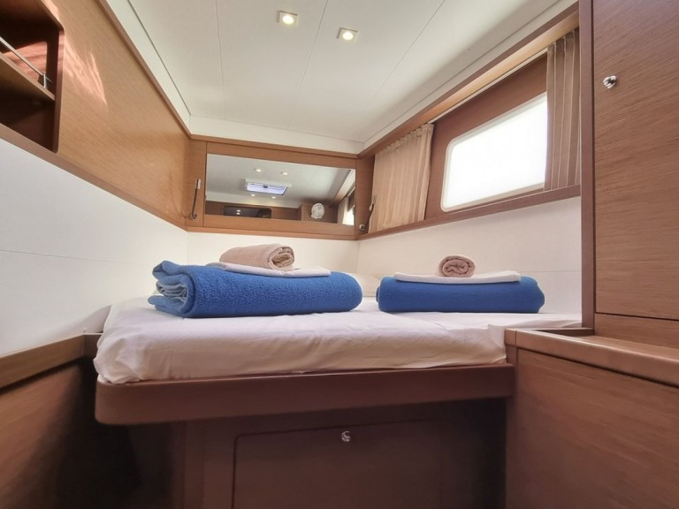 Charter a Lagoon Lagoon 450 F in Sant Antoni de Portmany on Samboat