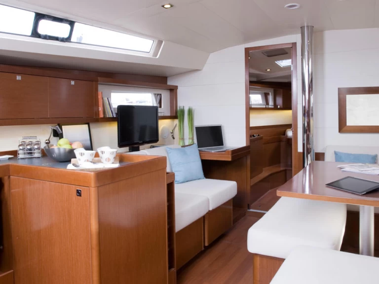 Hire a Bénéteau Oceanis 45 Kos