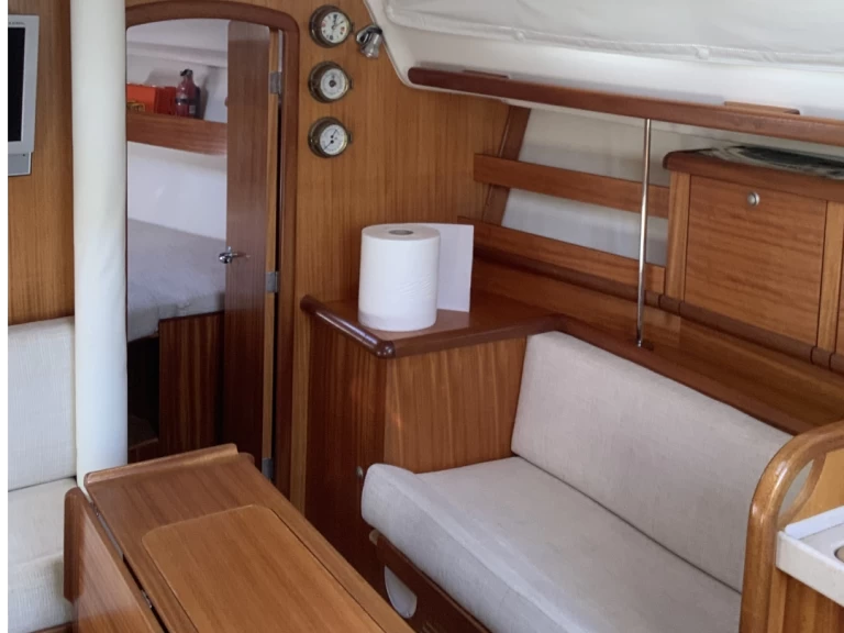 Hire a Delphia Delphia 33 Piso Livadi