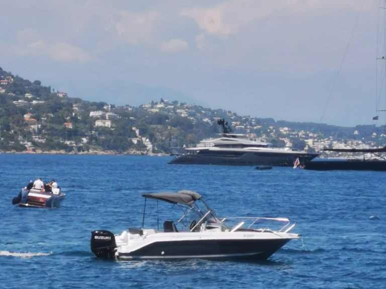 Hire Motorboat B2 Marine with a boat licence