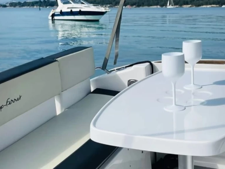 Motorboat to hire Vieux Port Golfe-Juan at the best price