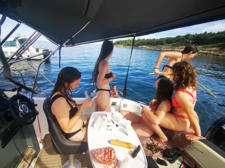 Hire a B2 Marine Ws 702 Vieux Port Golfe-Juan