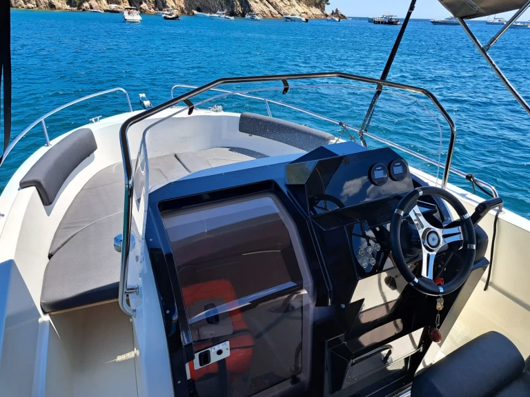 Hire Motorboat Pacific Craft with a boat licence