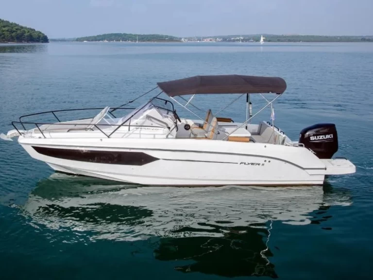 Hire Motorboat Bénéteau with a boat licence