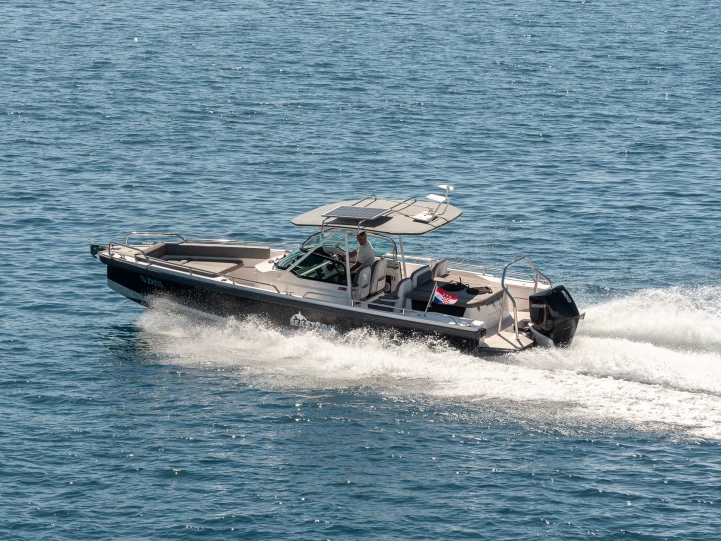 Hire Motorboat Axopar with a boat licence