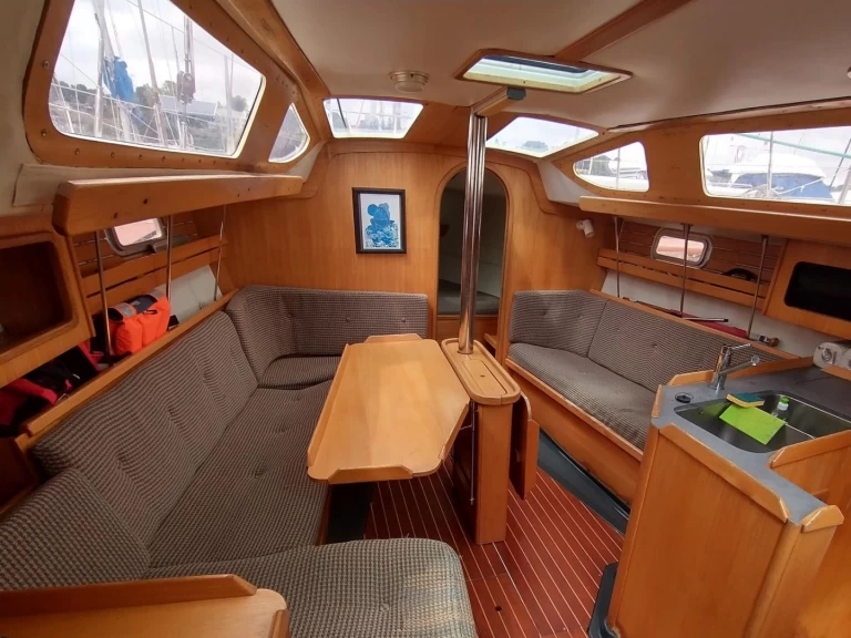 Charter a Kirie Feeling 326 in Brest on Samboat