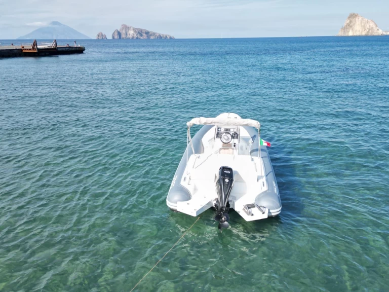 Charter a Renier Renier R6 in Panarea on Samboat