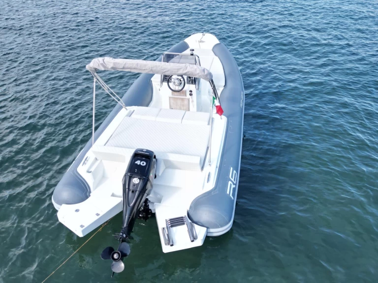 Hire RIB Renier with a boat licence