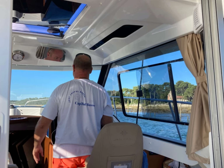 Charter a Jeanneau Merry Fisher 795 in Lège-Cap-Ferret on Samboat