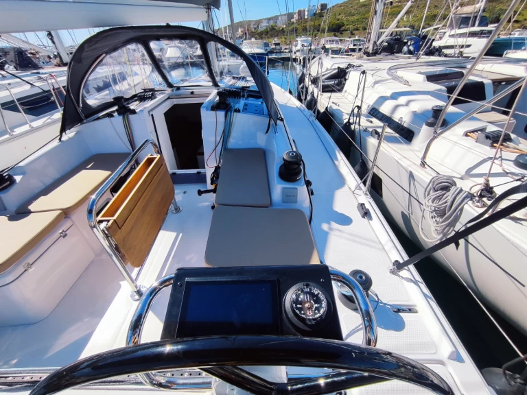 Sailboat to hire Lávrio at the best price