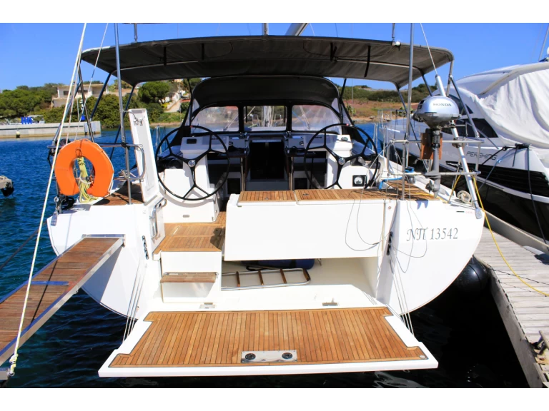 Hire a Bavaria Bavaria C45 Lávrio