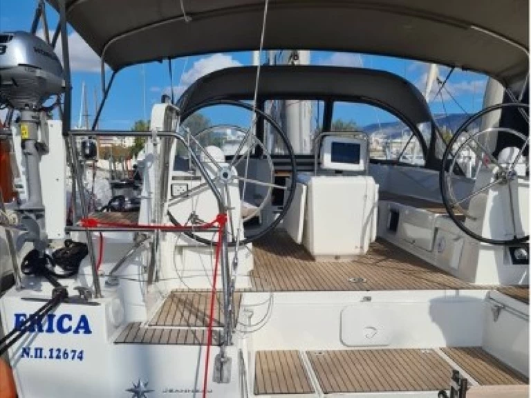 Sailboat to hire Lávrio at the best price