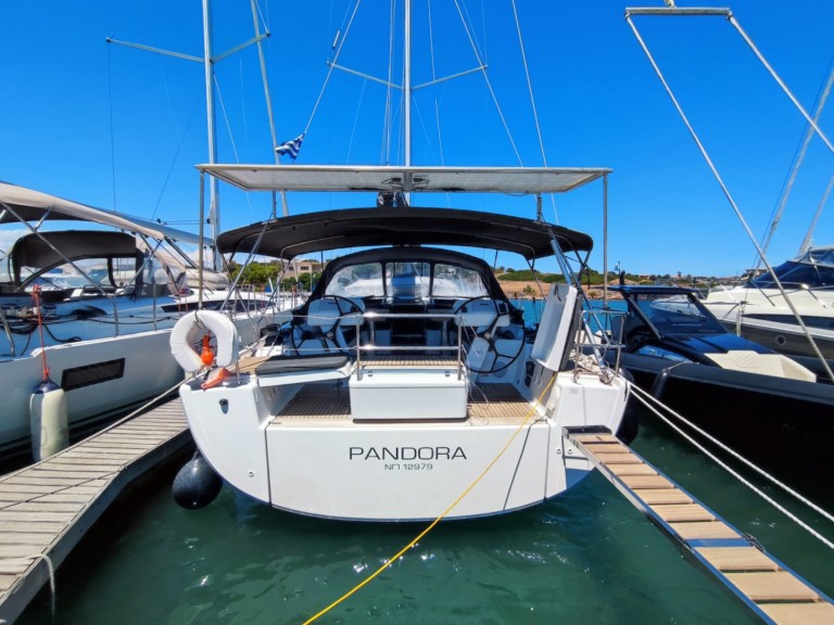 Sailboat to hire Lávrio at the best price