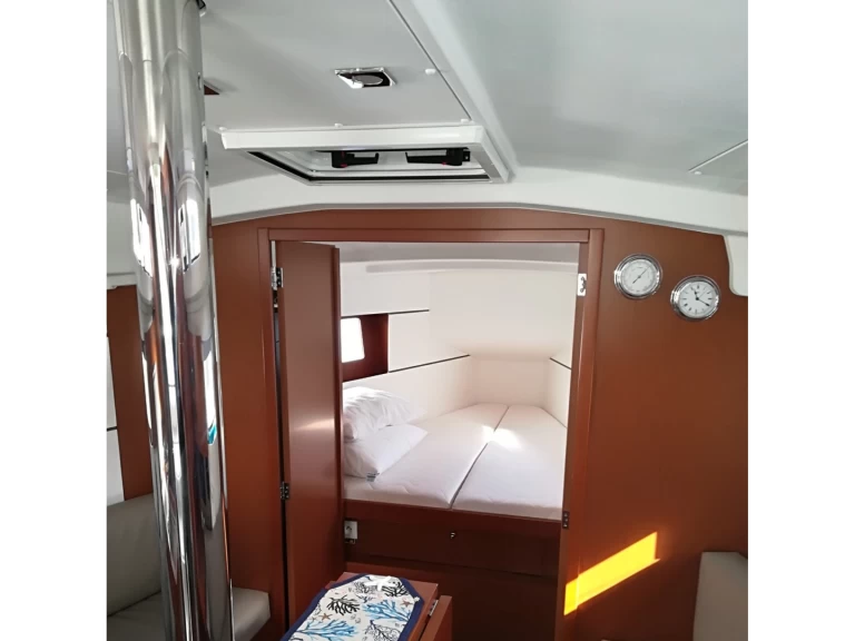 Charter a Bénéteau Oceanis 35 in Furnari on Samboat
