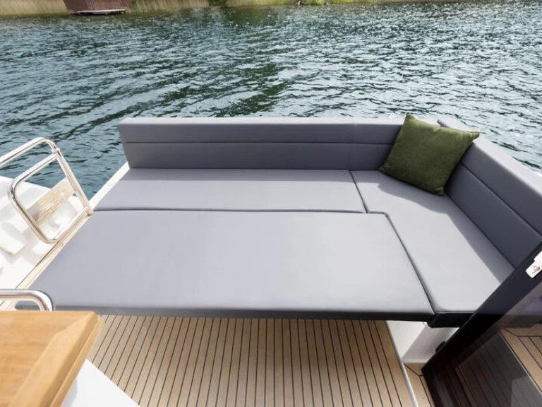 Hire a Sealine Sealine C335 Biograd na Moru