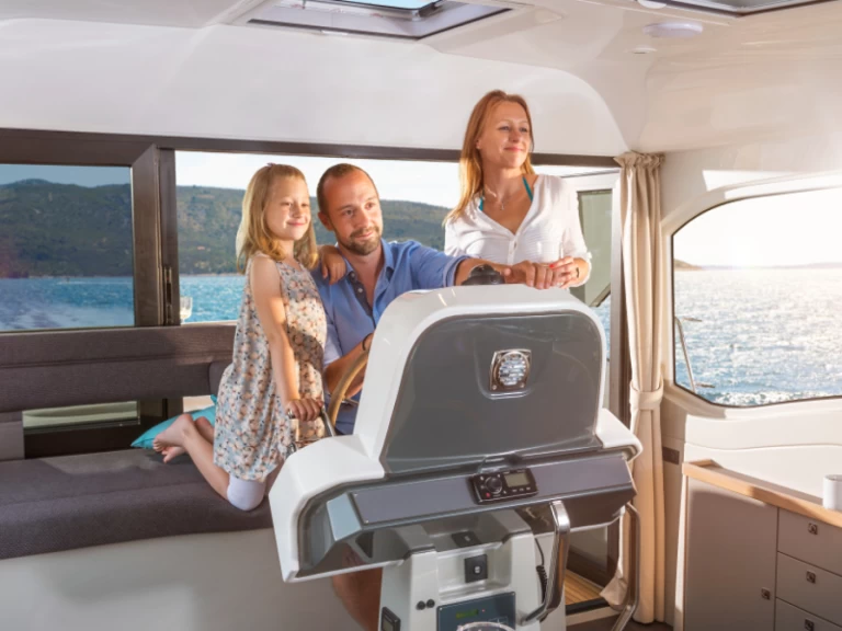 Hire Motorboat Bavaria with a boat licence