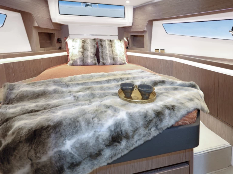 Hire a Sealine Sealine F430 Pula