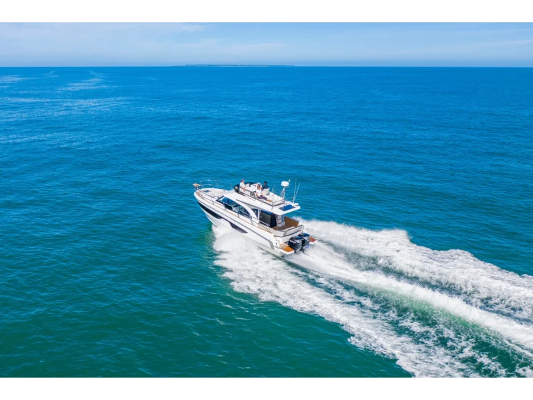 Charter a Bénéteau Antares 11 FLY in Pula on Samboat