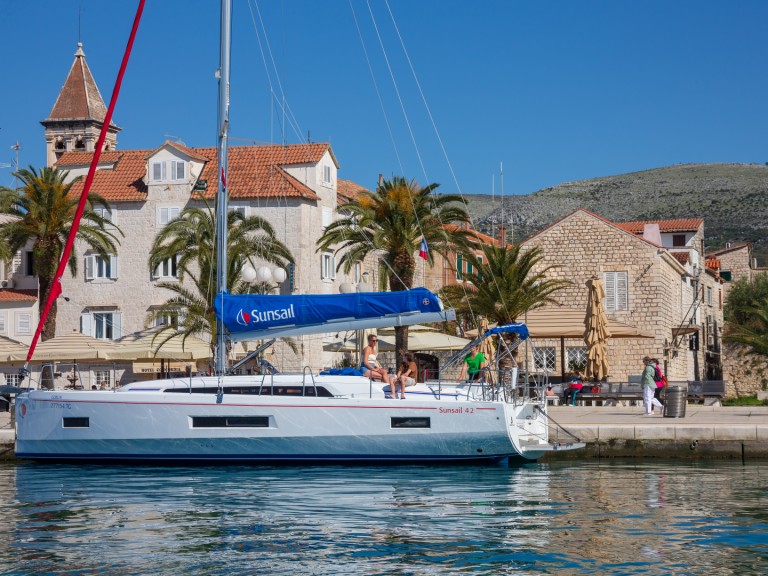 Charter a Bénéteau Sunsail 42 in Marina (City) on Samboat