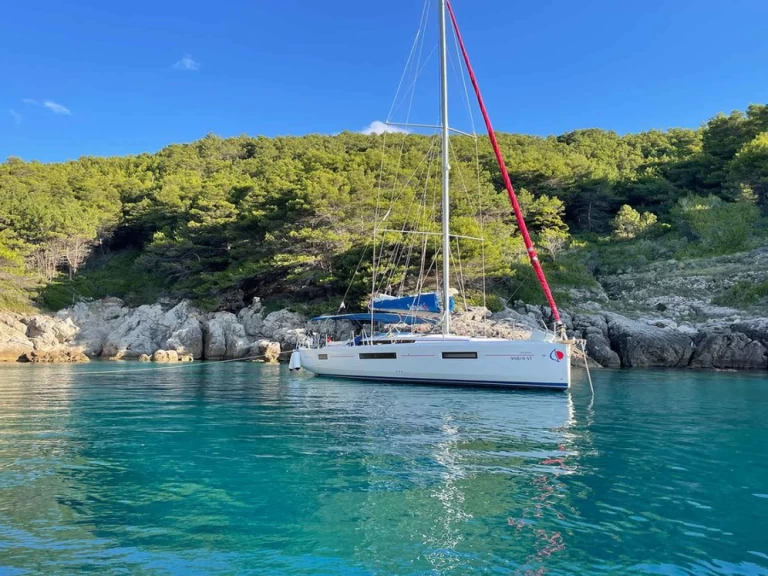 Charter a Jeanneau Sun Odyssey 440 in Piraeus on Samboat