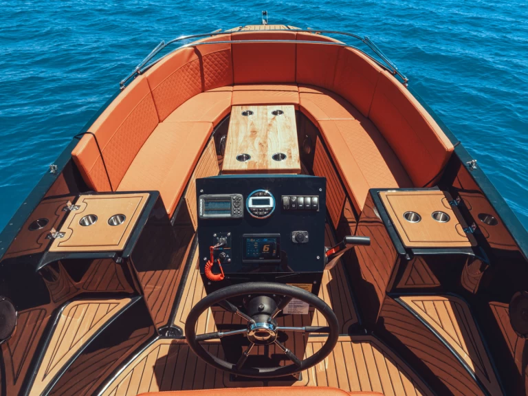 Charter a FEMIS AQUA 615 T6 in Puerto Marina Benalmadena on Samboat