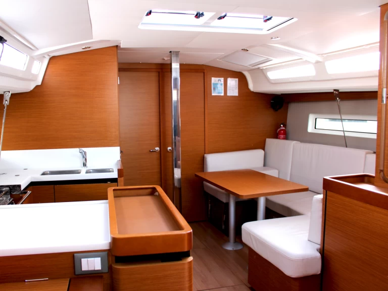 Hire a Jeanneau Sun Odyssey 440 Lefkáda