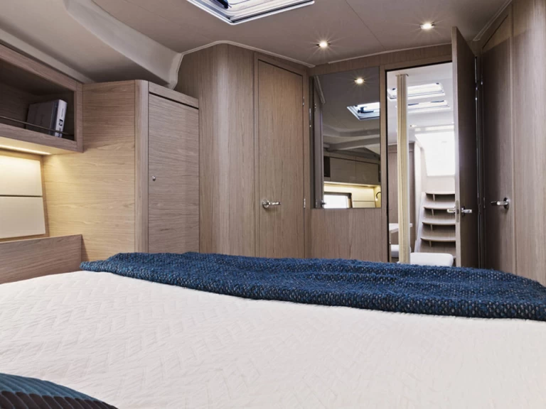 Charter a Bénéteau Oceanis 46.1 in Marina (City) on Samboat