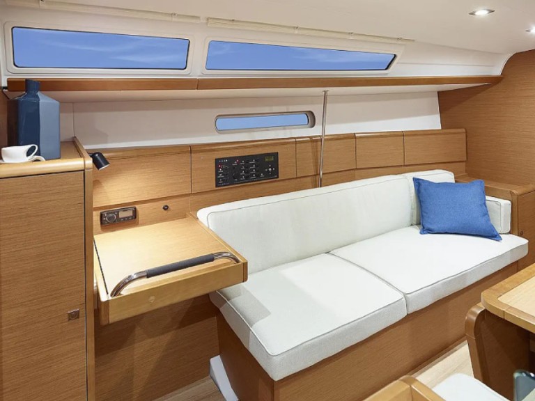 Hire Sailboat Jeanneau with a boat licence