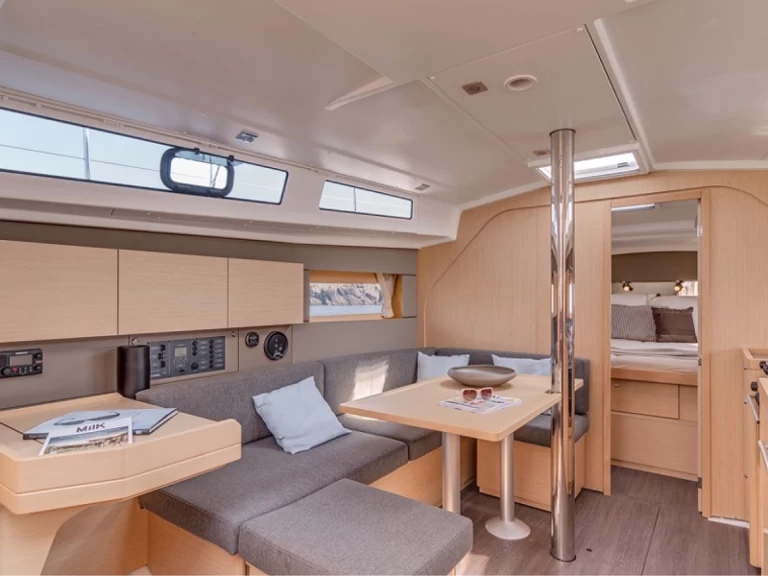Hire a Bénéteau Oceanis 38 Cannigione