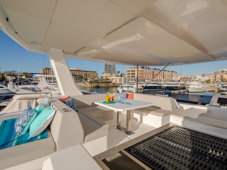 Charter a Leopard Moorings 534 PC/8+1 in Road Town on Samboat