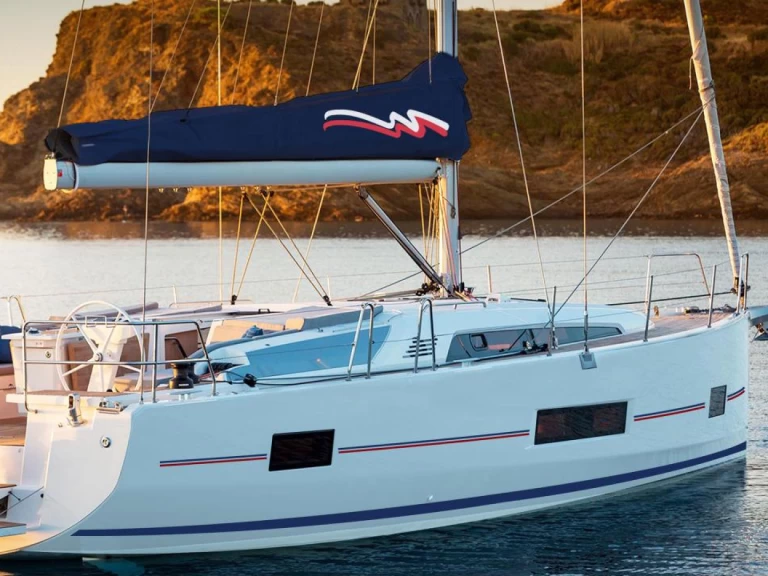 Sailboat to hire Oyster Pond at the best price