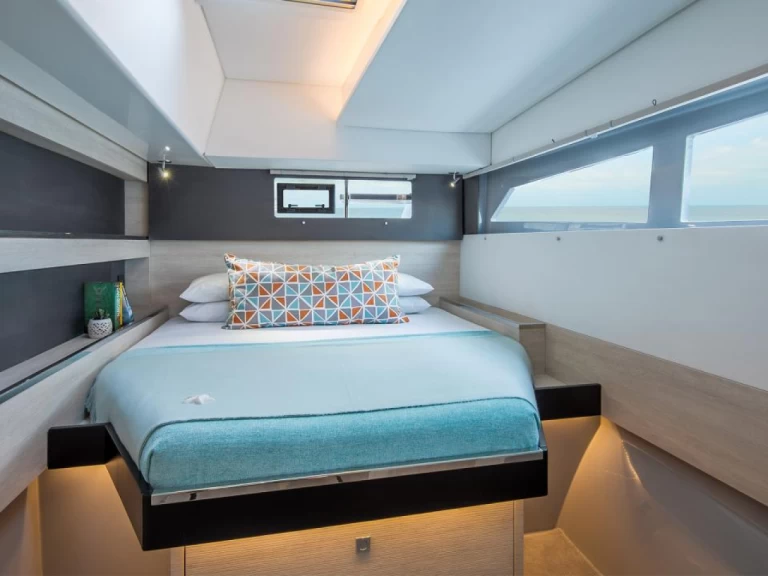 Yacht hire Road Town cheap Leopard 50