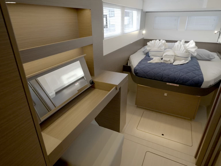 Motorboat hire in Eden Island - Leopard Leopard 40 Powercat