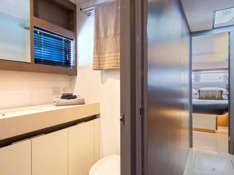 Charter a Leopard Moorings 534 PC/8+1 in Road Town on Samboat