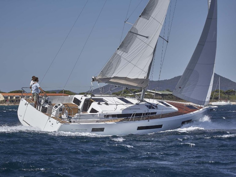 Hire Sailboat Jeanneau with a boat licence