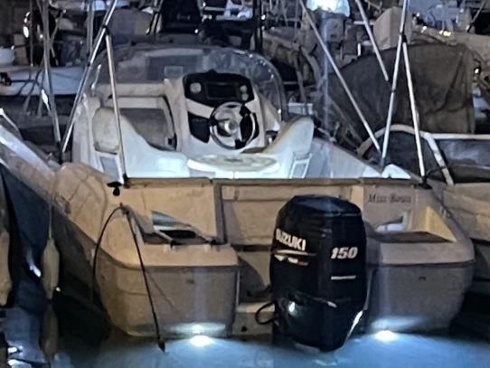 Hire Motorboat Bénéteau with a boat licence