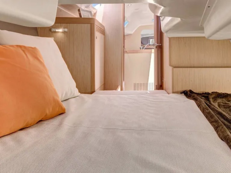 Charter a Bénéteau Oceanis 31 in Procida on Samboat