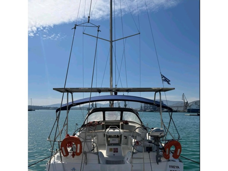 Hire Sailboat Jeanneau with a boat licence
