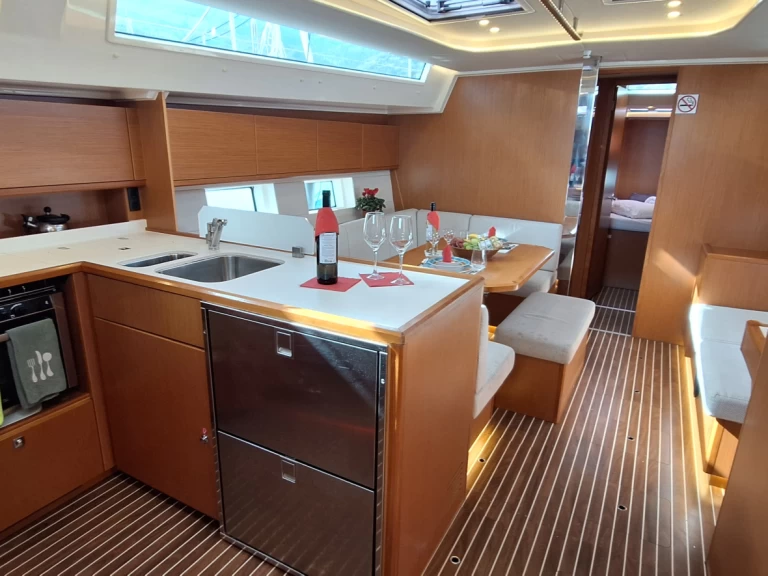 Sailboat to hire Nikiána at the best price