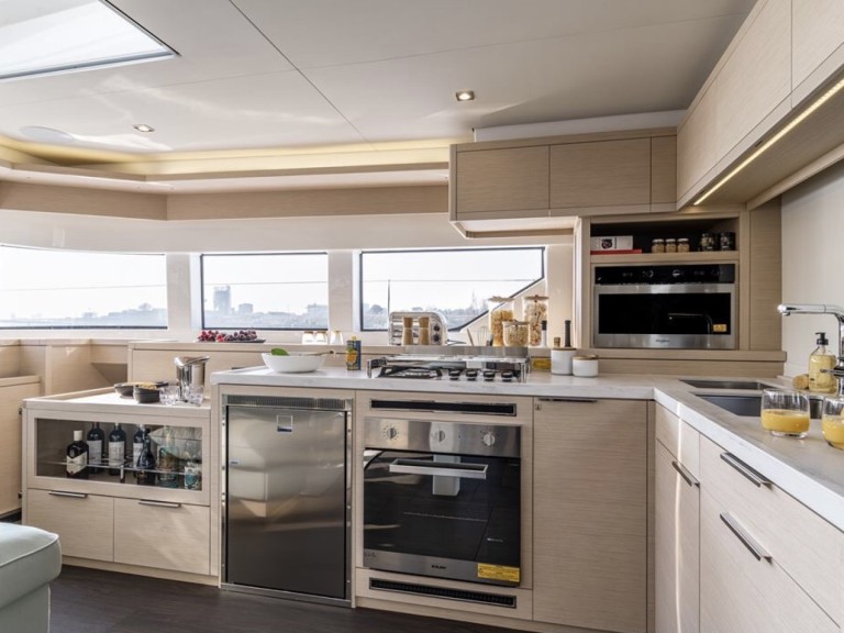 Hire Catamaran Lagoon with a boat licence