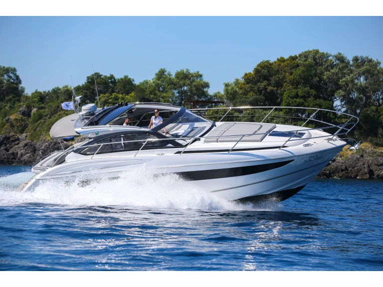Hire Motorboat Princess with a boat licence