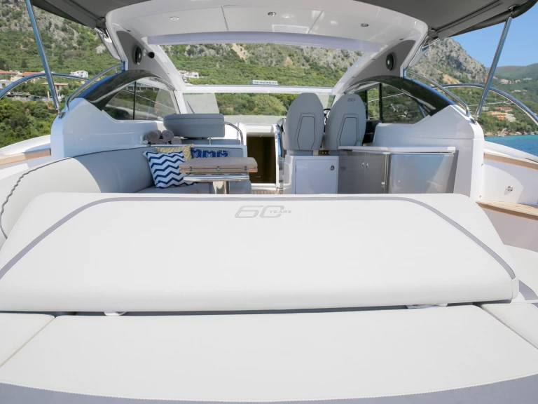 Motorboat to hire Gouvia at the best price