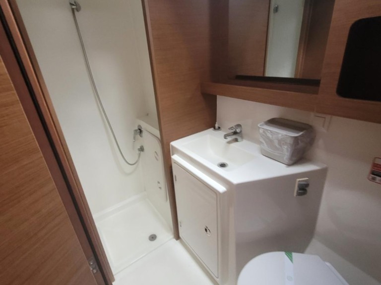 Hire Catamaran Lagoon with a boat licence