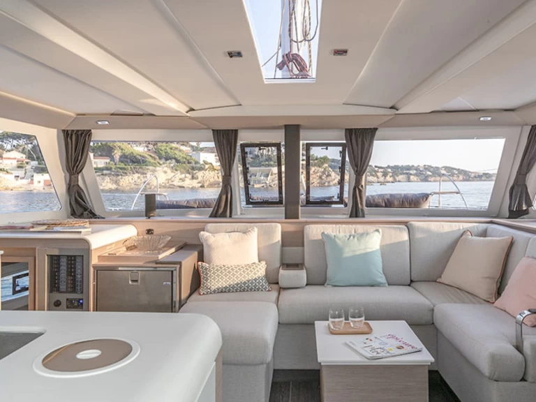 Hire a Fountaine Pajot Isla 40 Playa de Talamanca