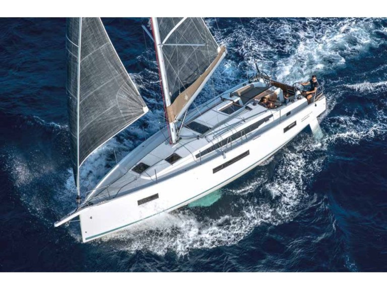 Hire Sailboat Jeanneau with a boat licence